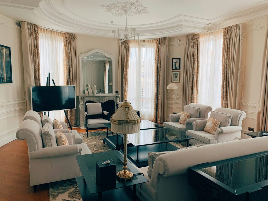 Téléviseur à écran plat noir sur un meuble TV en bois blanc