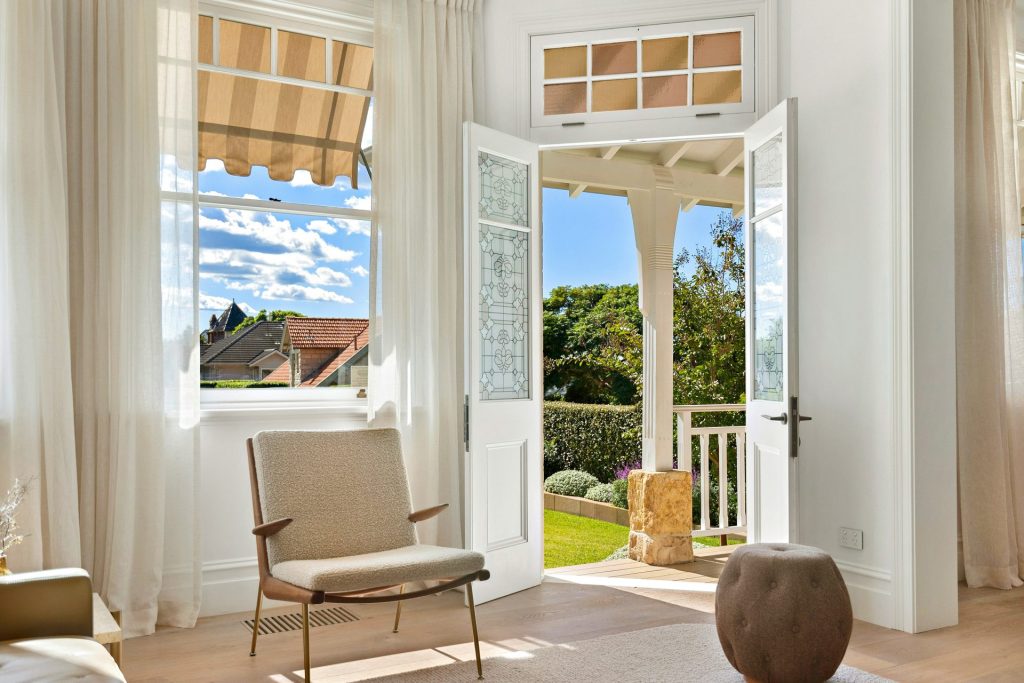 Une pièce lumineuse s'ouvre sur une magnifique cour arrière.