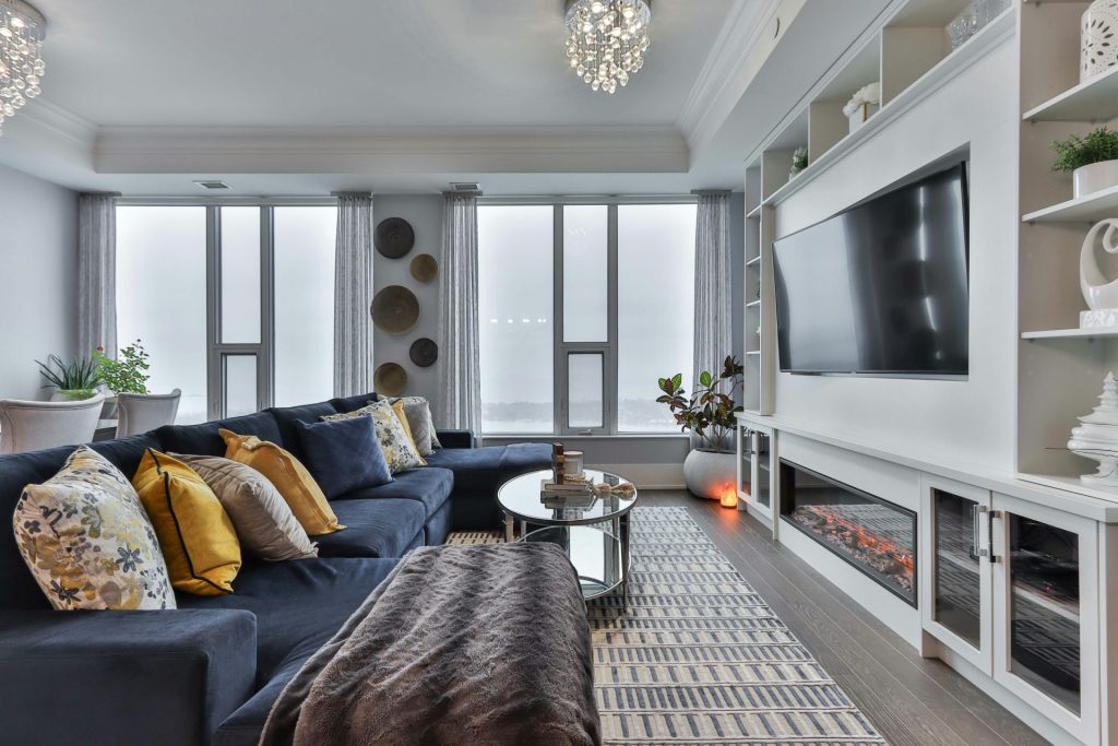 Téléviseur à écran plat noir éteint