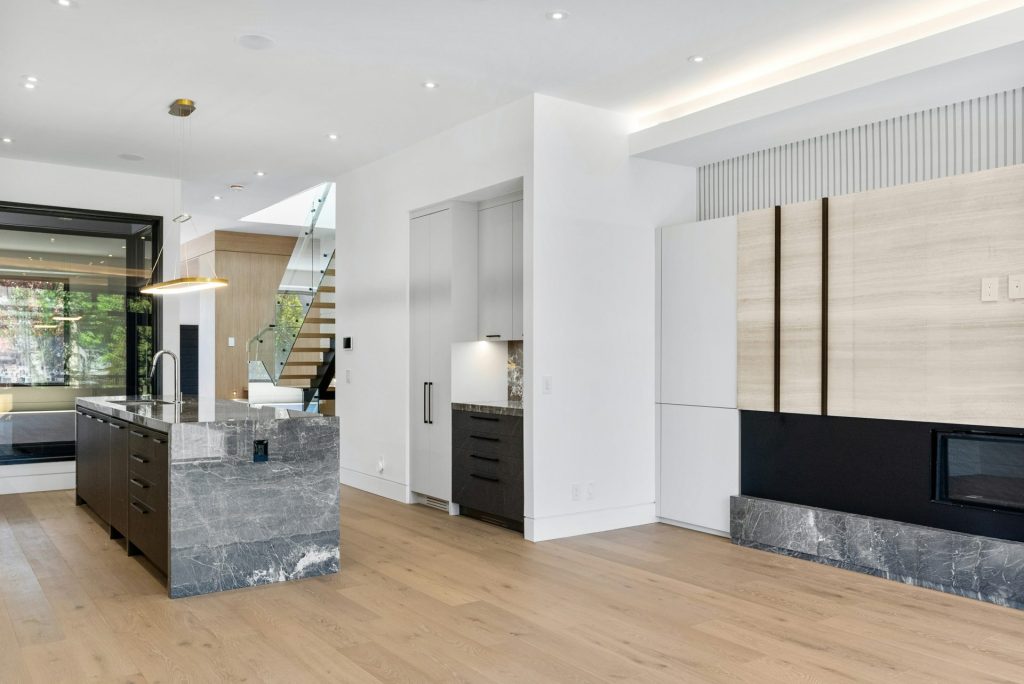 armoire en bois blanc et noir